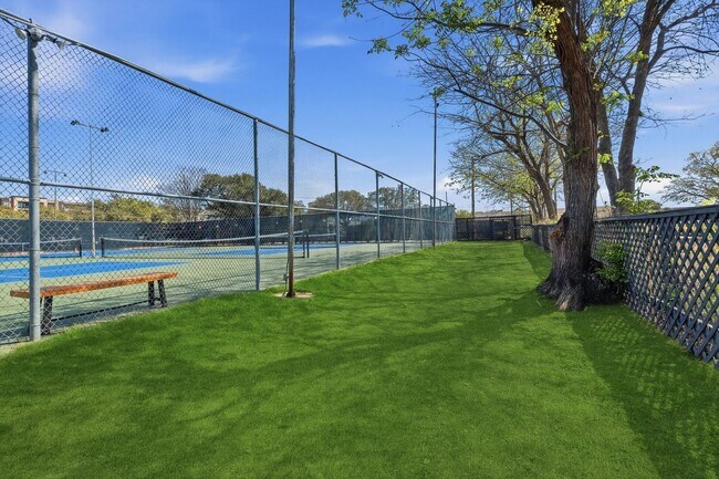 Building Photo - Rare rental: Chateau Dijon 1/1 in Alamo Heights