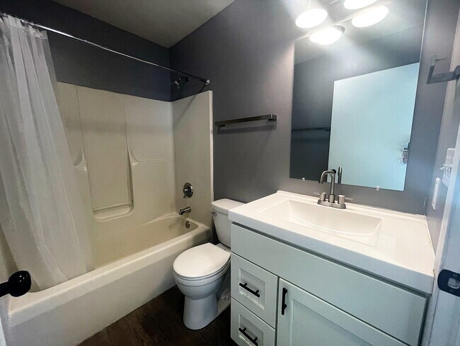 Building Photo - 104 Weber St