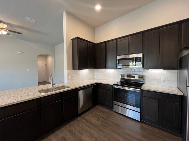 Building Photo - Luxury duplex in Seguin!