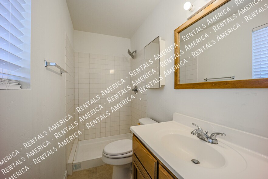 Building Photo - 614 N 74th St