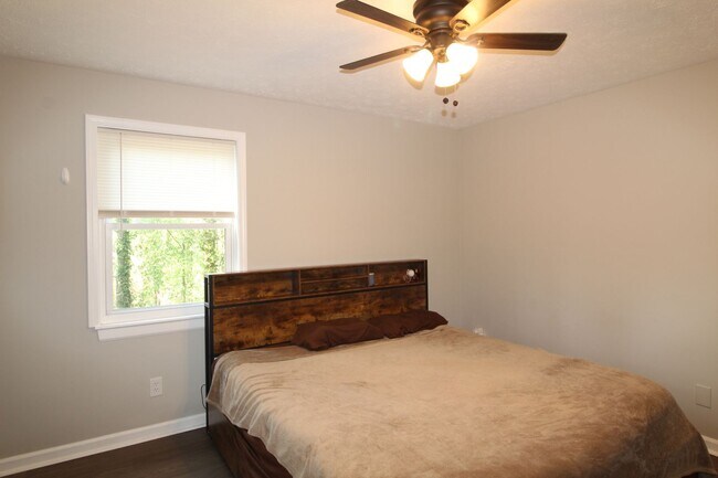 Building Photo - 3367 Oak Dr SW