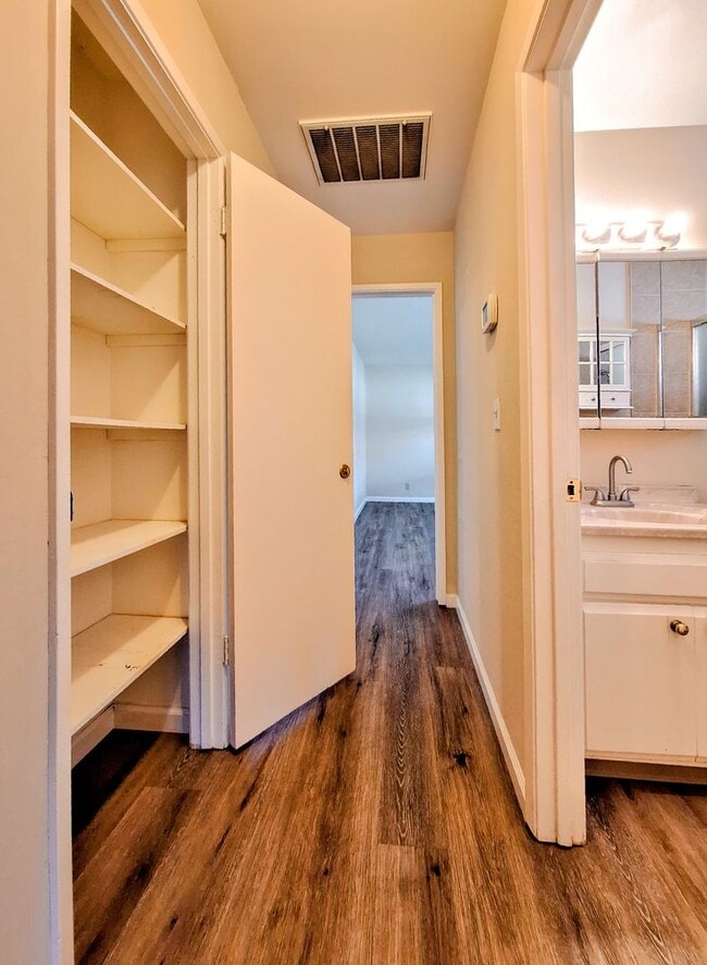 Building Photo - Charming 2bd Duplex With Private Yard & Garage