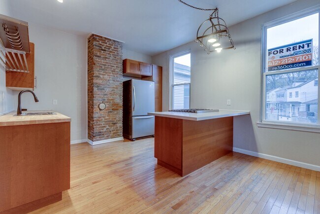 Building Photo - AVAILABLE AUGUST 2026 - Unique 3 Bedroom + den w/ Central AC in the South Side Slopes!