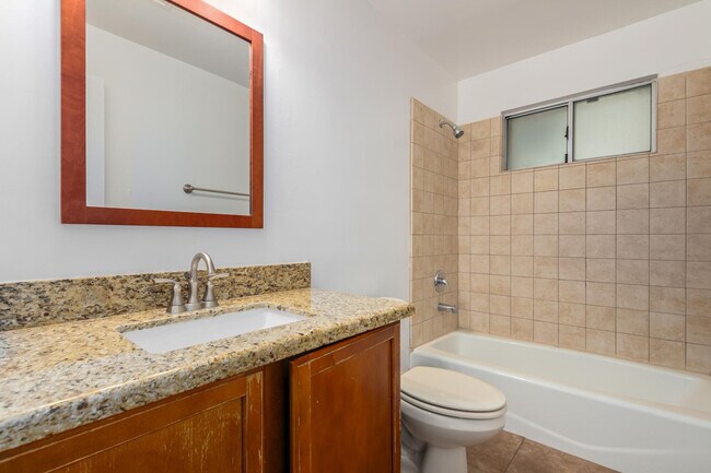 Building Photo - 1100 W 12th St