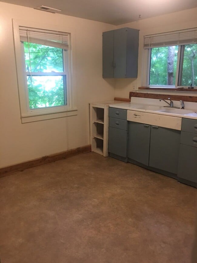 Building Photo - 1 bedroom , 1 bath Studio Duplex