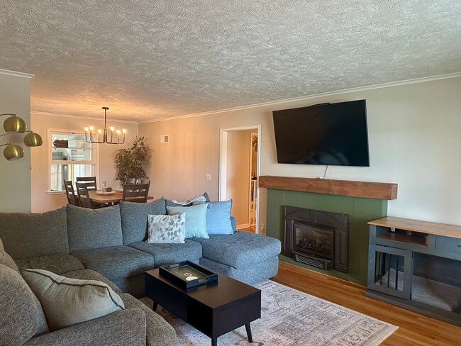 Building Photo - Beautiful house...RESERVE NOW FOR AUGUST 1...
