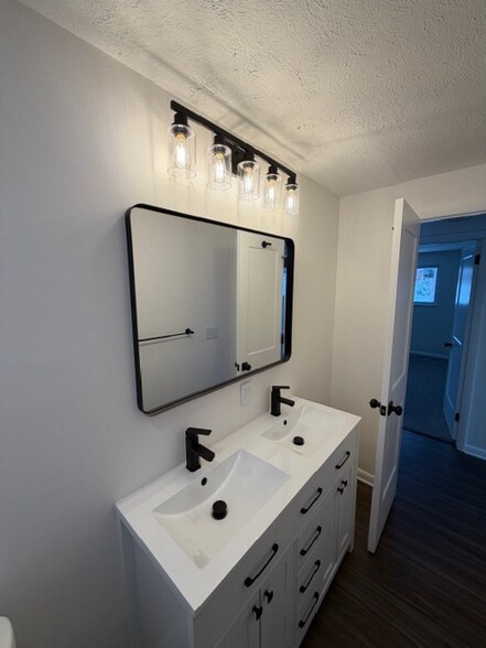 Building Photo - 813 Rockhill Ave