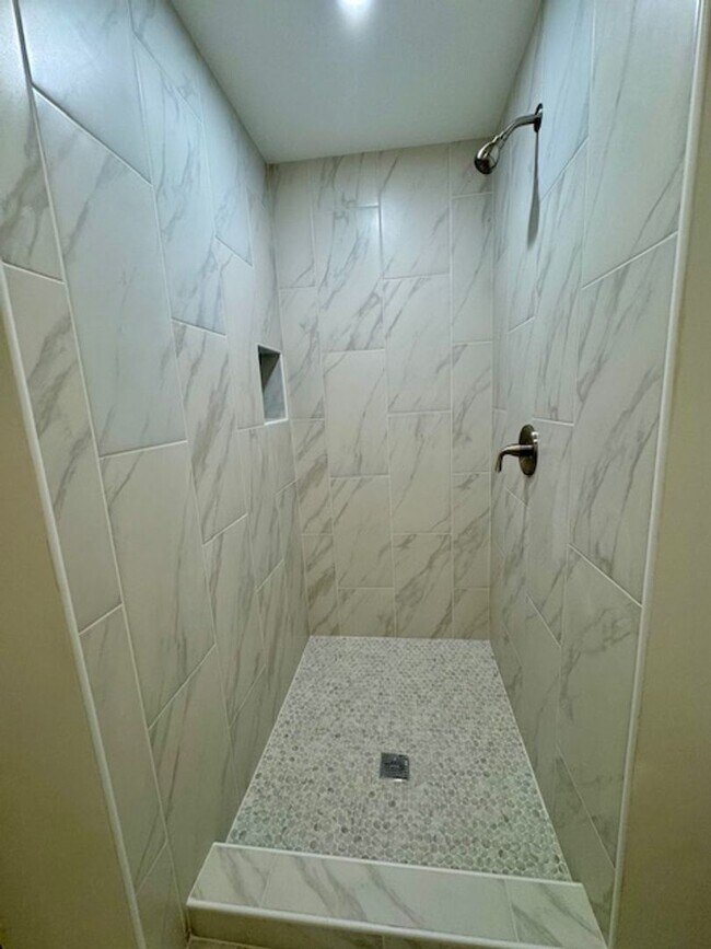 Building Photo - THREE BEDROOM, TWO BATH