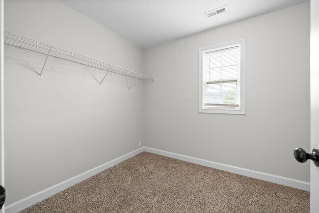 Building Photo - Pet Friendly Four Bedroom!