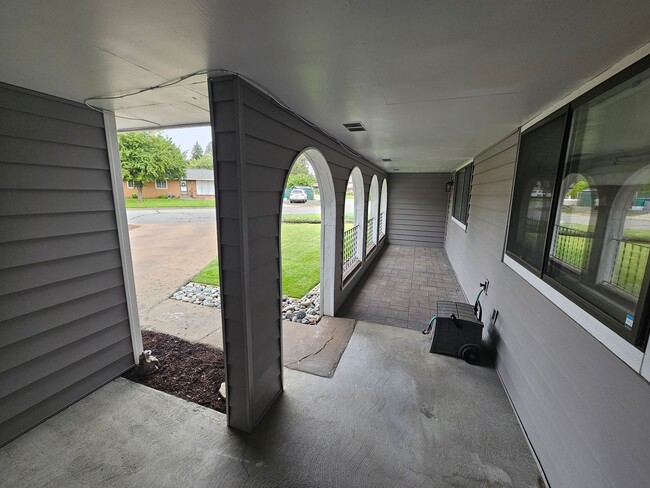 Building Photo - Beautifully Remodeled Home in the Valley