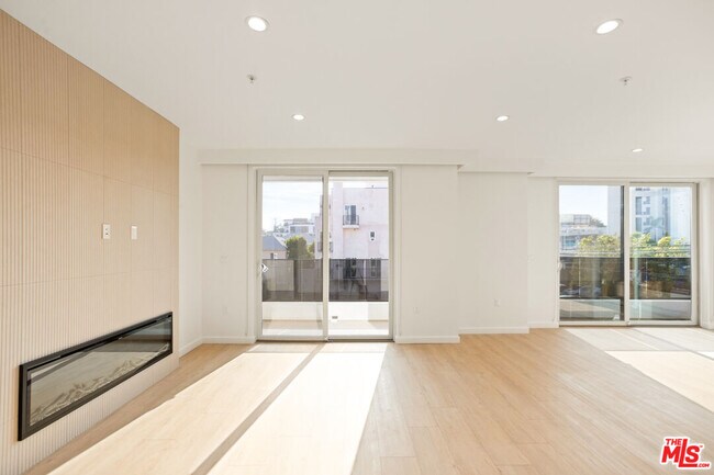 Building Photo - 1414 S Beverly Dr