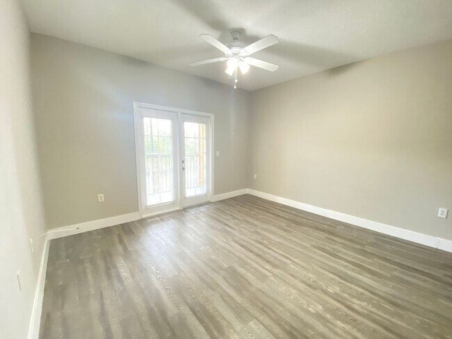 Building Photo - 1 Bedroom / 1 Bath Condo in Gated Community.