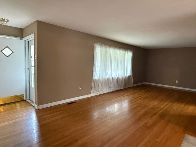 Building Photo - 3bed / 2 bath house near Race Track!