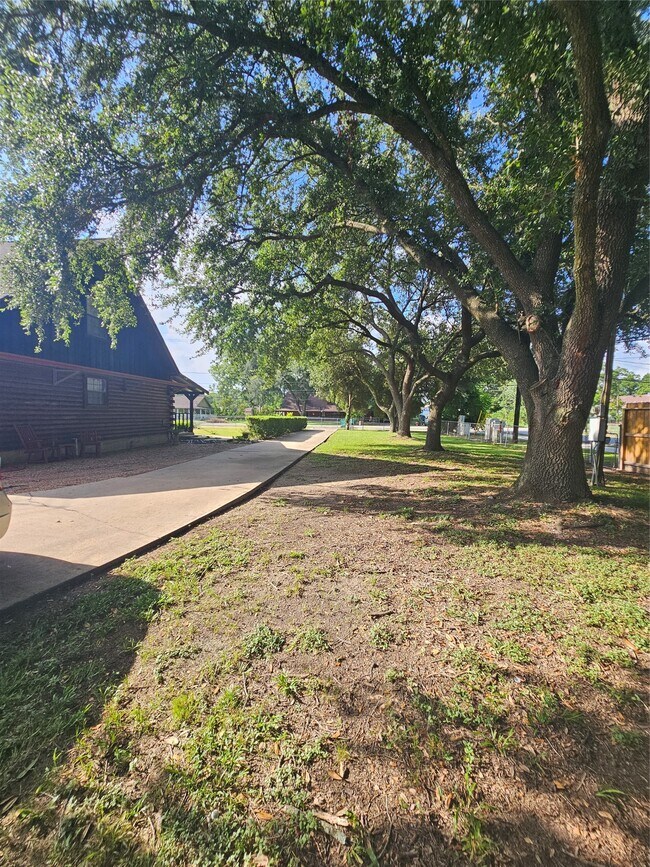 Building Photo - 2612 Primrose Dr