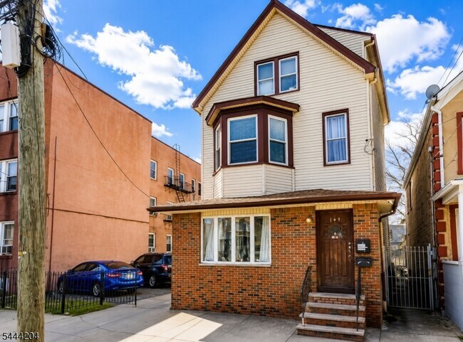 Building Photo - 138 E Jersey St