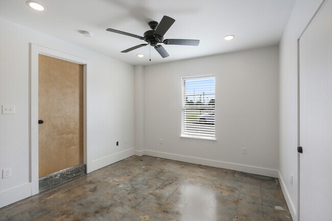 Building Photo - 7423 Prytania St