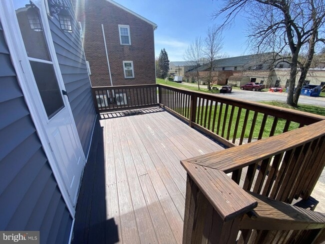 Building Photo - 106 S Walnut St