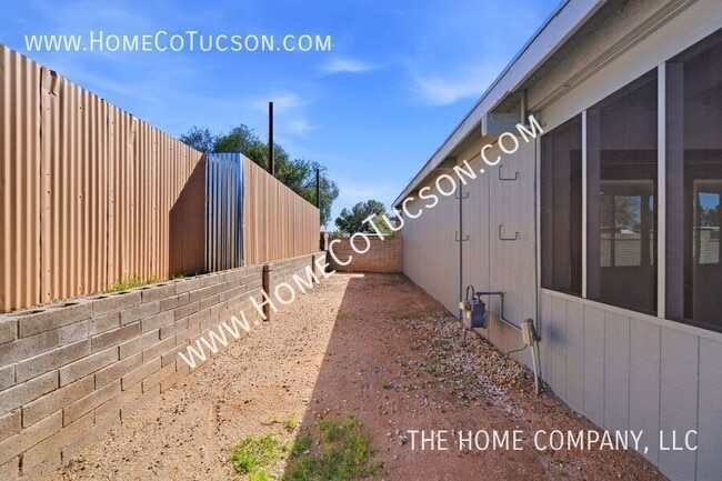 Building Photo - 7461 E Victoria Dr