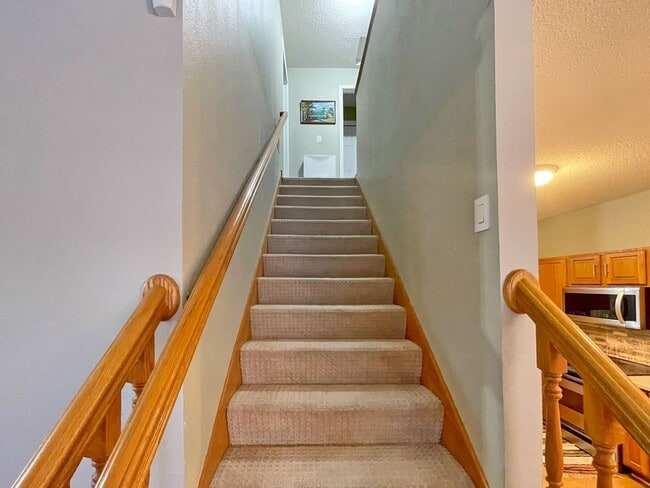 Building Photo - Spacious End Unit Townhome with Fireplace and Vaulted Ceilings is Pet Friendly!