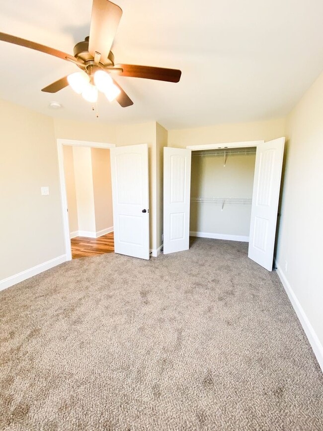 Building Photo - 102 Meadow Ln