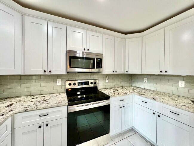 Building Photo - Welcome home to this charming house located near the heart of Charlotte, NC.