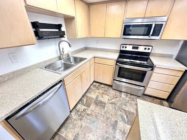 Building Photo - Beautiful Townhome For Rent in the Tranquil Chambers Bay