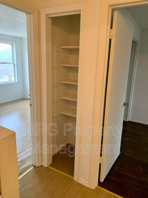 Building Photo - 123 Circle Dr