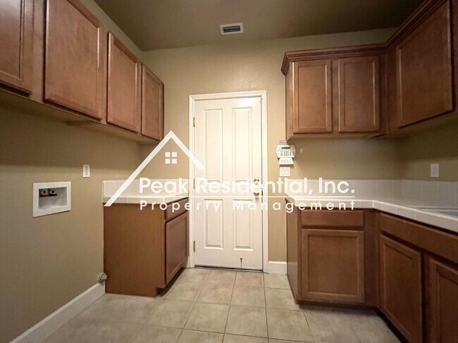 Building Photo - Spacious Anatolia 6bd/3.5ba Home with 5 Car Garage