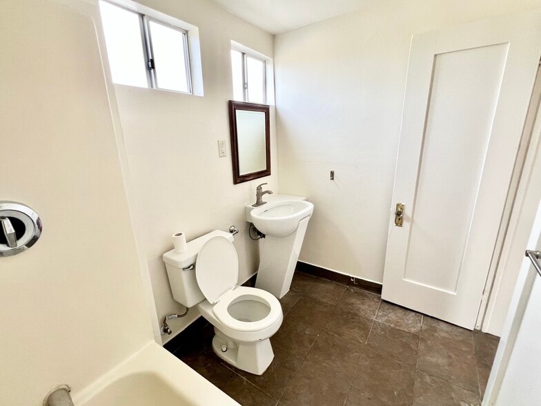 Building Photo - 451 27th St