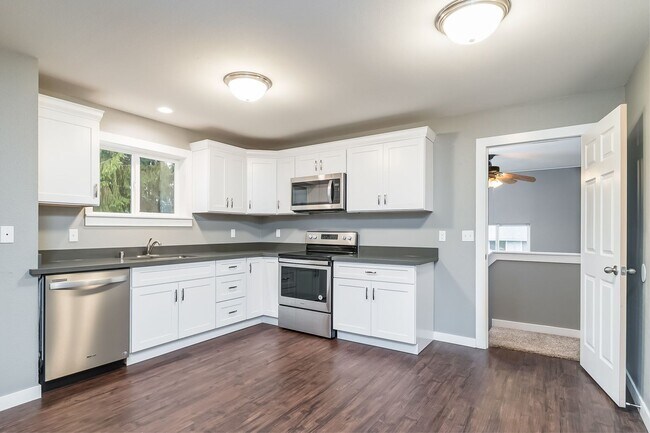 Building Photo - Beautiful, Spacious 4-bedroom home in Ferndale!