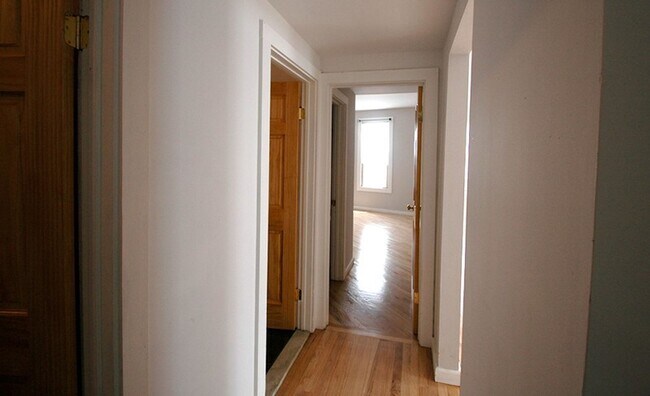 Building Photo - Remodeled 2BR in Victorian | Oversized Living & Dining | Walk to Yale | Massive Walk-In Closet