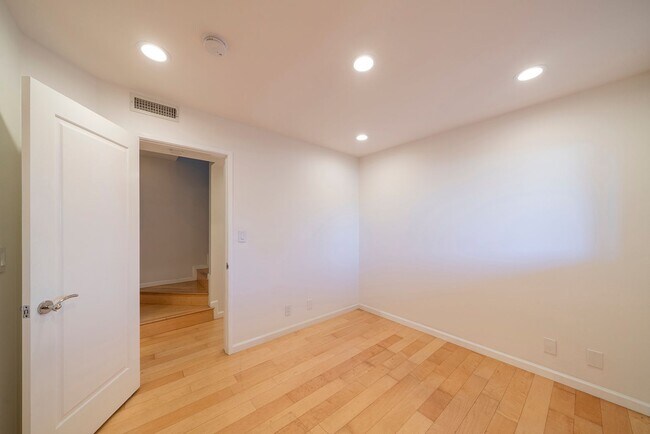 Building Photo - Warm & Inviting Manhattan Beach Rental Home!