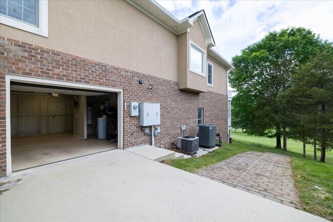 Building Photo - Bright and Spacious Home on Cascades Rd