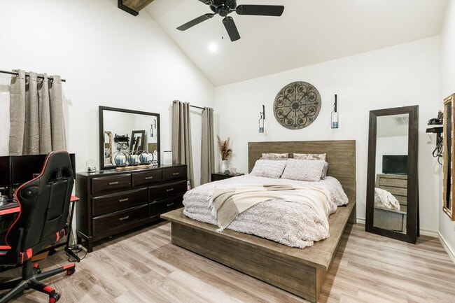 Building Photo - Custom Home in a Cul-de-sac!!
