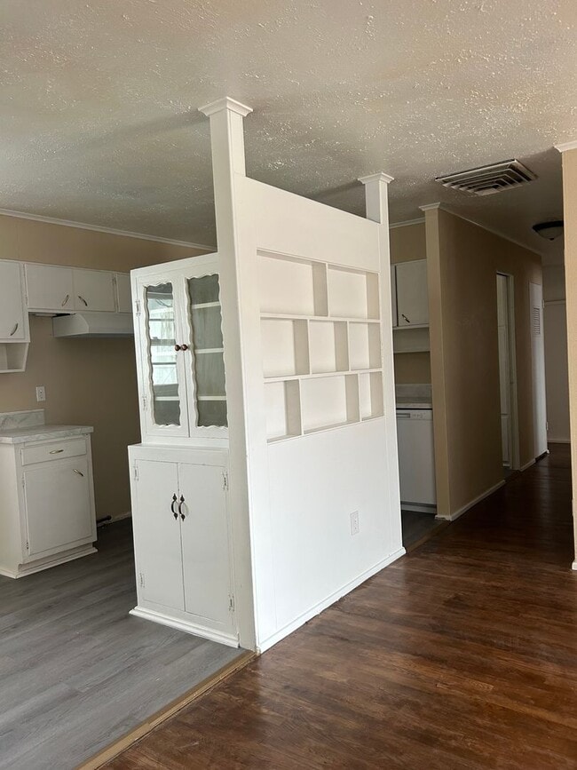 Building Photo - Super cute, Southlawn cutie!
