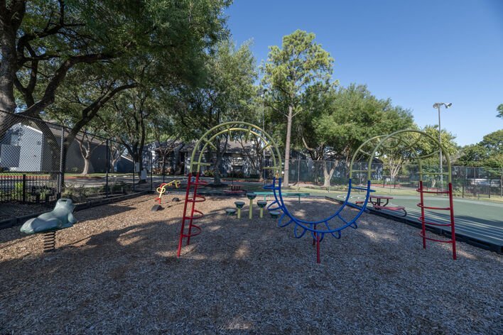 Building Photo - 10901 Meadowglen Ln