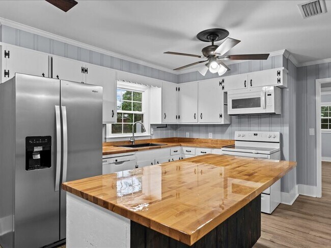 Building Photo - 302 Cedar Dr