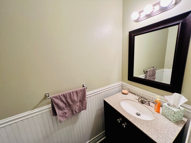 Building Photo - $0 DEPOSIT OPTION, TWO STORY TOWNHOME, CARPORT, NEW FLOORING, STORAGE, PRIMARY BED/BATH, A/C