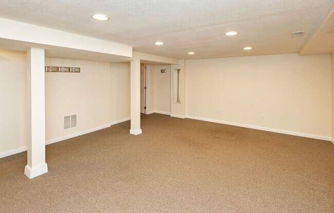 Building Photo - NEWLY UPDATED!! 3 Bedroom, 2 Bathroom Home in Des Moines!