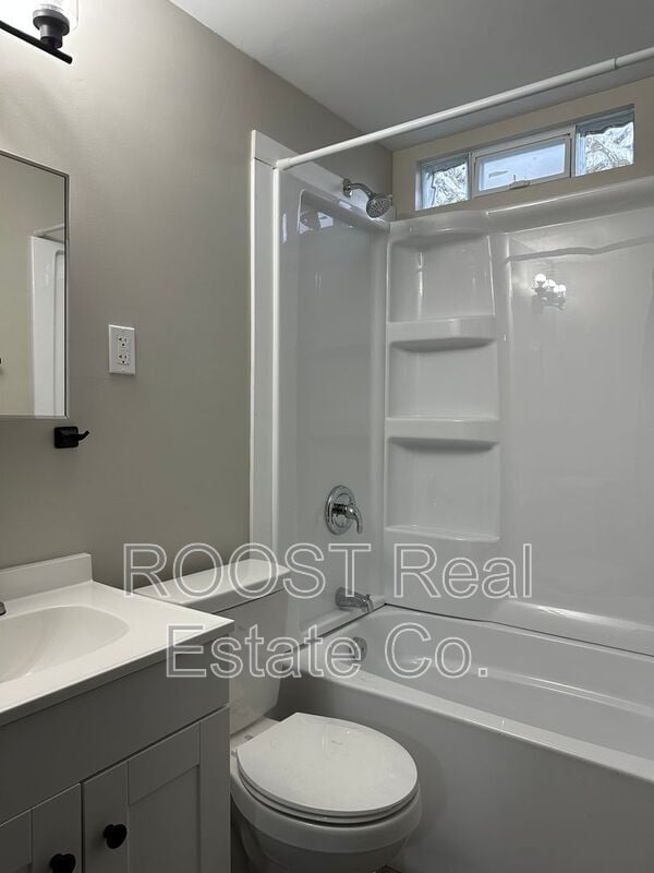 Building Photo - 98-100-100 N Hague Ave