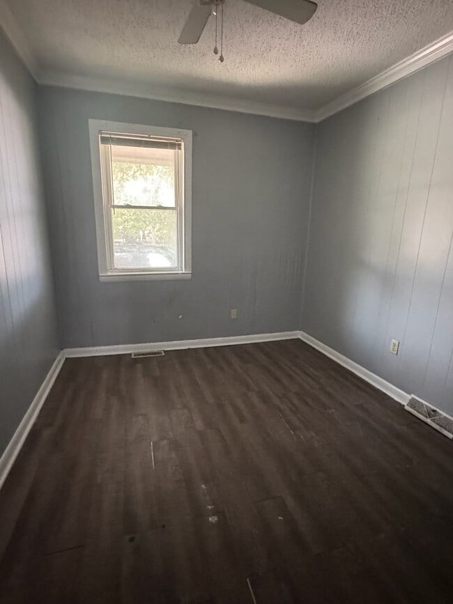 Building Photo - Charming Ranch Central Charleston