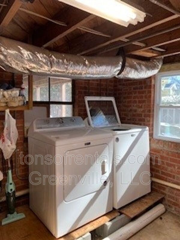 Building Photo - 412 Rogers Ave