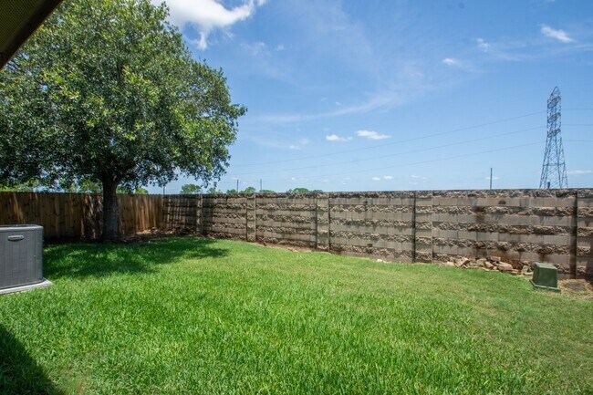 Building Photo - 9419 Silver Ridge Dr