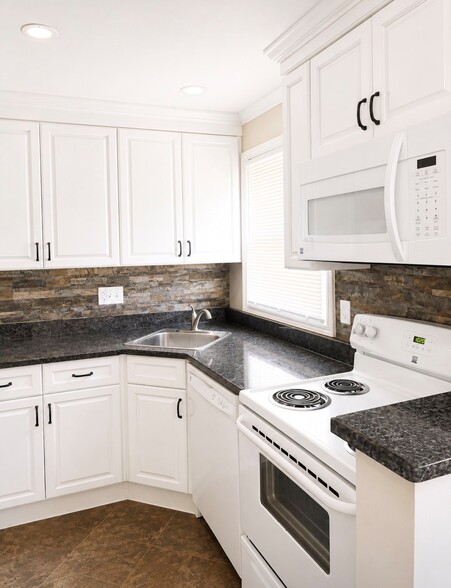 granite kitchen - 24 Hobart Ln