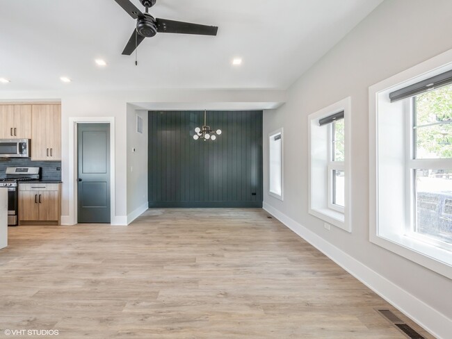 Building Photo - 1607 W Waveland Ave