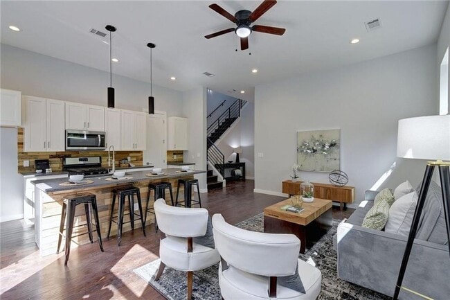 Building Photo - 6405 Chesterfield Ave