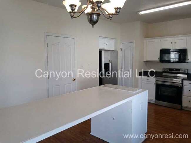 Building Photo - Beautiful, spacious 3-bedroom house with b...