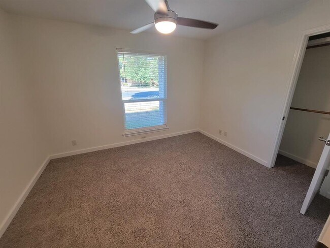 Building Photo - 10403 Pinehurst Dr