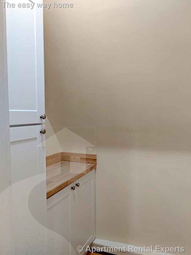 Building Photo - Nicely Updated Top Floor Two Bed Near Davi...