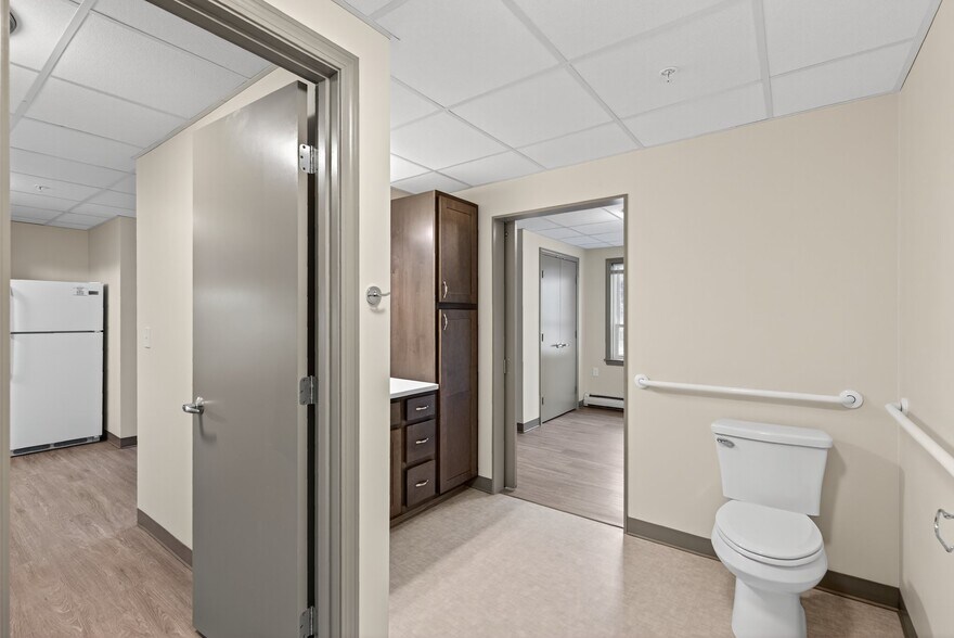 Building Photo - 300 E Bridge St